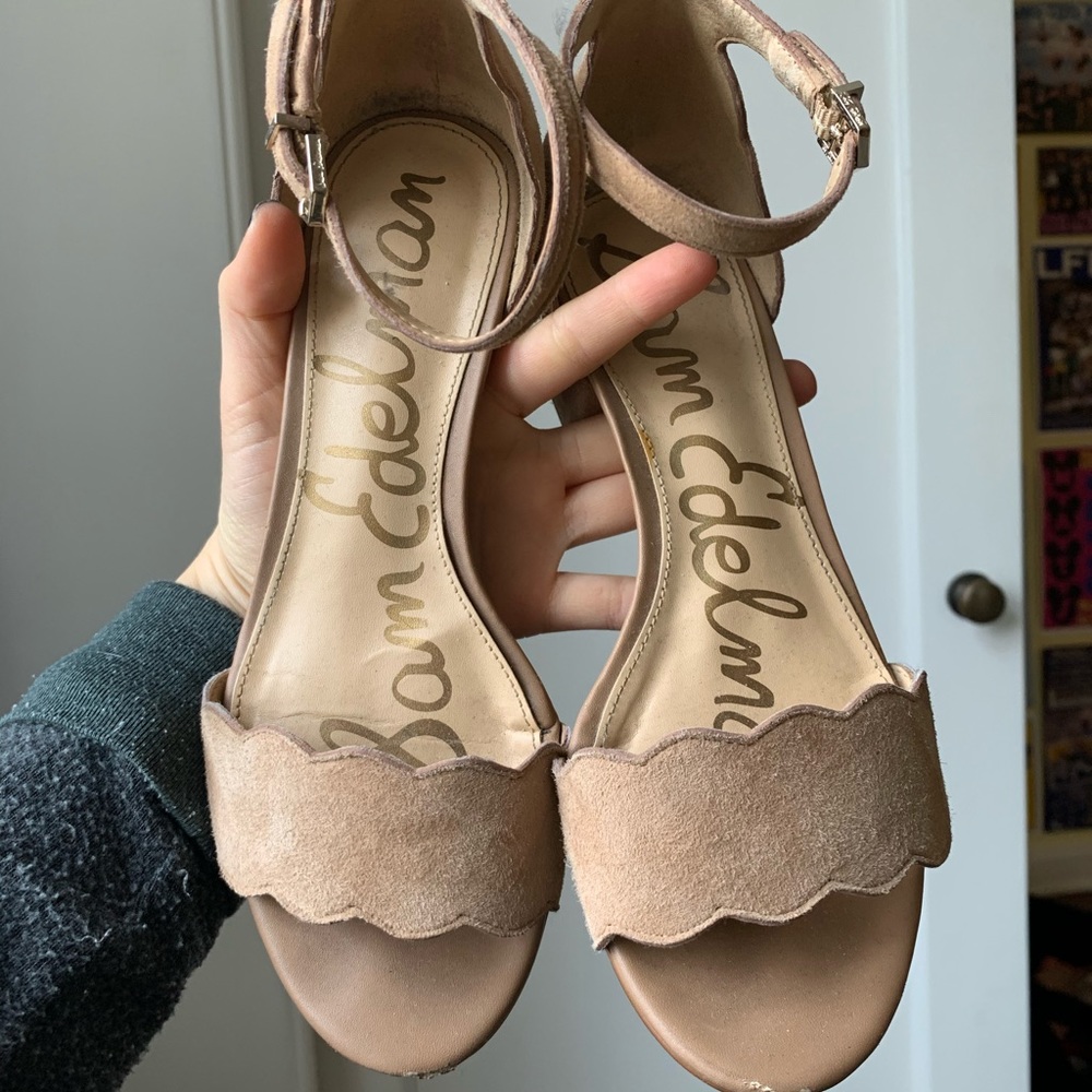 Sam Edelman scalloped nude beige sandal 5.5